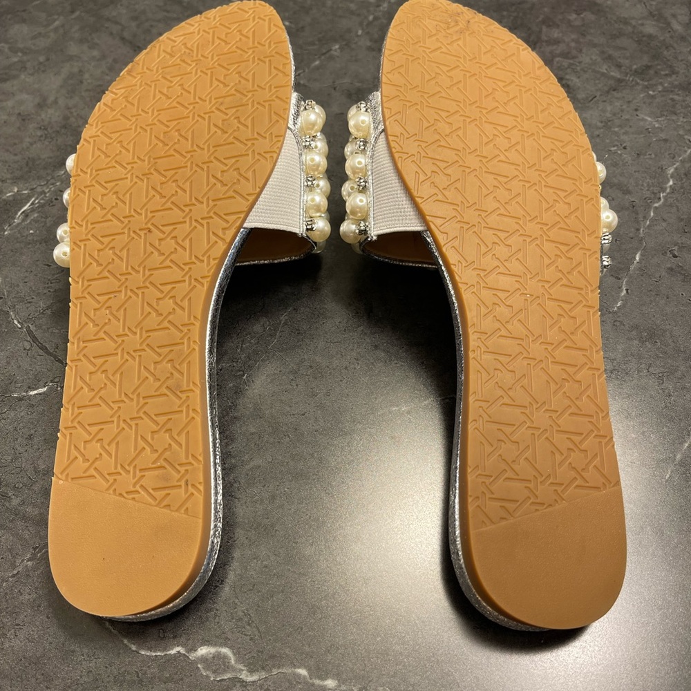 Jewel Badgley Mischka Pearl and Silver Flat Sandals - Size 7